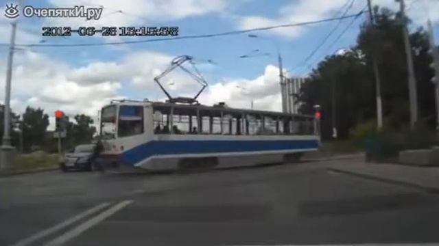 Трамвай дал пинка пешеходу смотреть онлайн