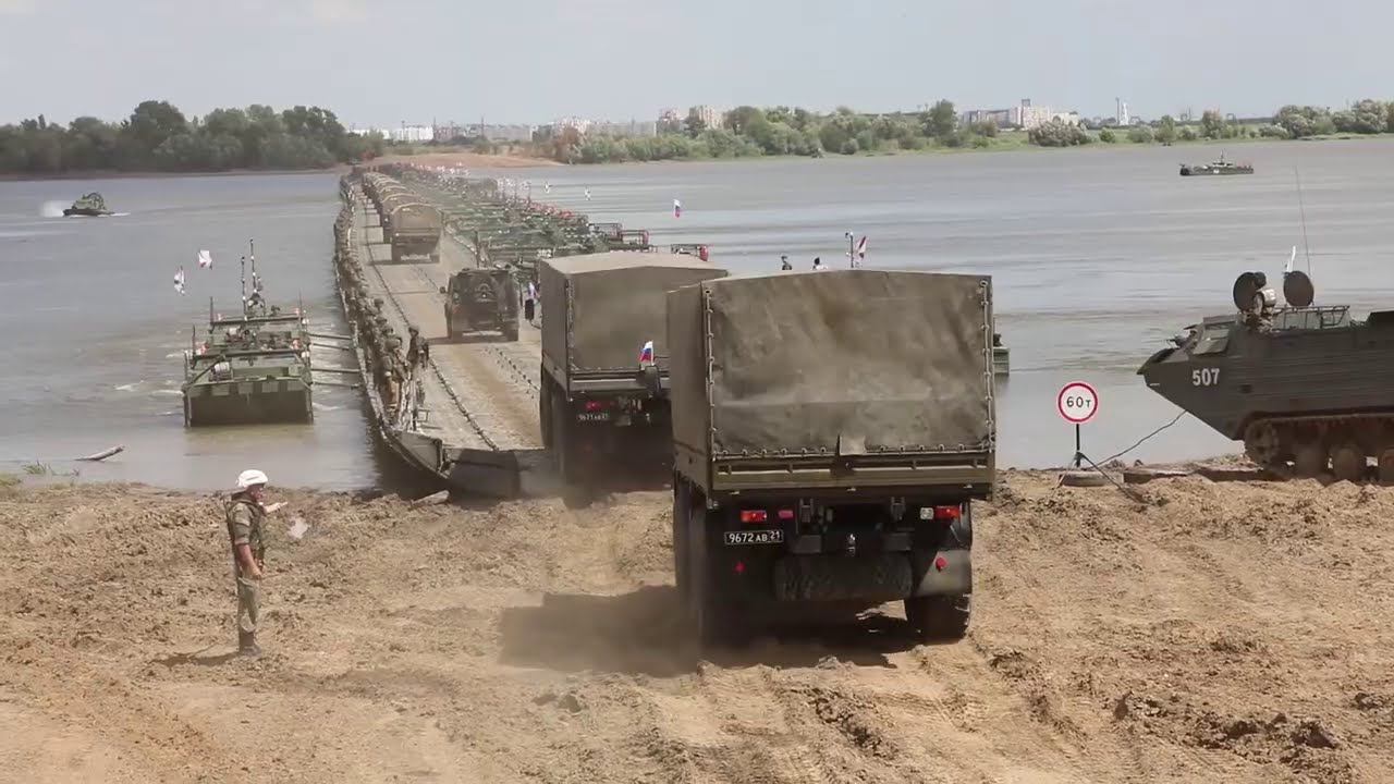 Учения дона. Понтонная переправа инженерные войска. Понтонный мост инженерные войска. Инженерные войска понтонно-мостовой батальон. Понтонно-Мостовая переправа.