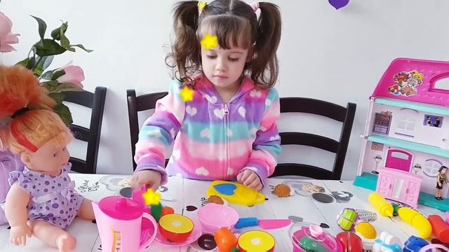 ИГРУШЕЧНЫЕ ФРУКТЫ И ОВОЩИ Аделия режит овощи и варит суп для своей куклы Ляли игра смотреть онлайн