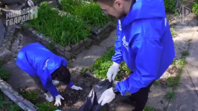 Молодежь ДНР облагородила мемориал советским воинам

Активисты "Молодой республики" и "Молодой Гвард