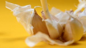 Польза и вред чеснока/ Как избавиться от запаха чеснока/Кому нельзя чеснок