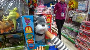Амелька выбирает игрушки в детском магазине.