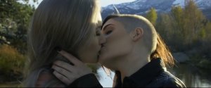 BVW Jewelers покажет рекламу с лесбийской парой