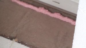 Технология мокрого фасада СФТК, вклеивание клинышка из пенопласта под установку подоконного отлива