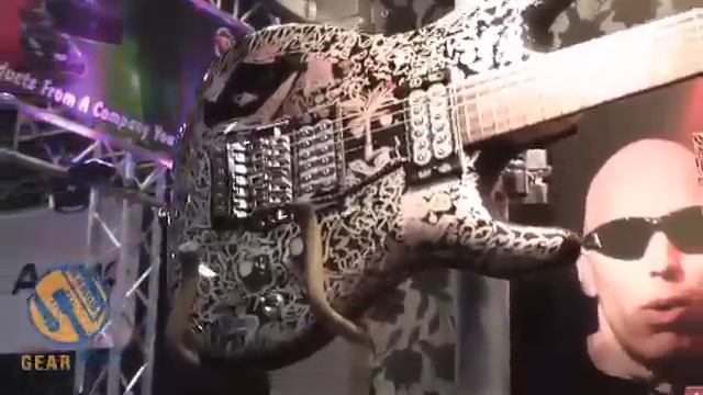 Ibanez JSBDG And Ibanez JS20TH: Arty Satch Guitars At Summer NAMM 2008 смотреть онлайн
