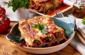 КАННЕЛЛОНИ С СОУСОМ БЕШАМЕЛЬ.