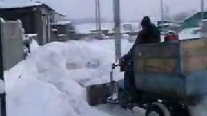 МОТОРОЛЛЕР МУРАВЕЙ ЧИСТИТ СНЕГ.