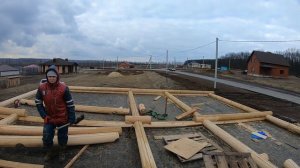 Строительство дома из оцилиндрованного бревна своими руками  Монтаж первого венца и первые сложност