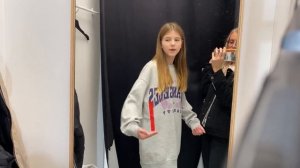 ВЛОГ: Шоппинг влог. Кира сама себя одевает. Мама влюбилась в тапочки.