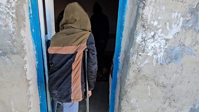 Intense drama: finding a displaced family at the hands of a malicious and generous husband смотреть онлайн