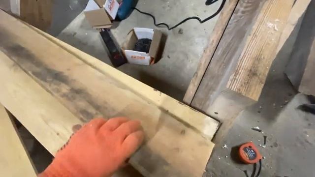 Лестница на второй этаж из дерева. Стройка СТО. смотреть онлайн