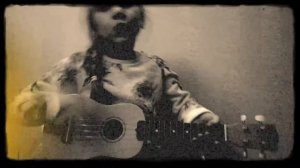 Девочка красиво играет на укулеле