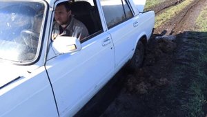 ВАЗ 2105 в грязи. Выедет?