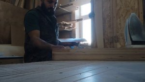 Приклеивание шпона на кромку ступени. #шпонирование