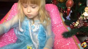 Диана распаковывает Новогодний адвент календарь Холодное Сердце 2