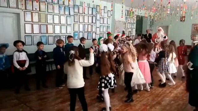 Новогодний школьный танец смотреть онлайн