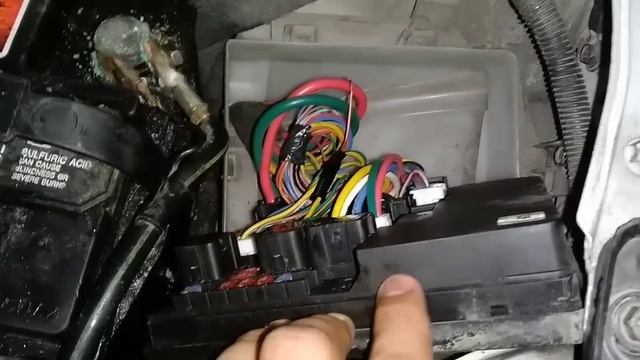 No enfría el aire acondicionado el interior del tiida sólo prende el botón del AC y la calefacció