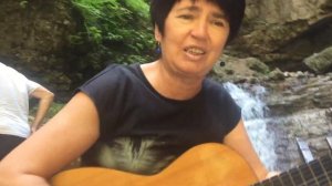 "ПЕСНЯ АЛЬПИНИСТОВ" У ВОДОПАДА. ПОЁТ СВЕТЛАНА ХАРЕНКО (НАЛЬЧИК). ТЫЗЫЛЬСКОЕ УЩЕЛЬЕ. АВТОР: Ю.ВИЗБОР