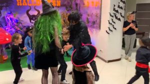 Маленькие ведьмочки в гостях у Малефисенты на празднике Хэллоуин