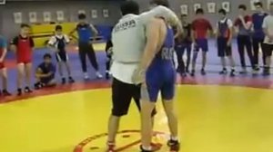 Дугучиев Ислам показывает прием.