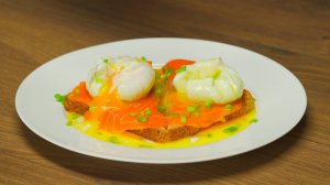 Яйца бенедикт с голландским соусом.