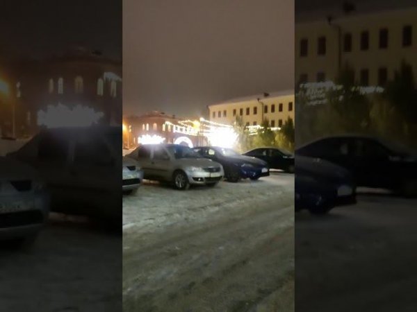 В Уфе на территории ледового городка на Советской площади автомобилисты устроили парковку