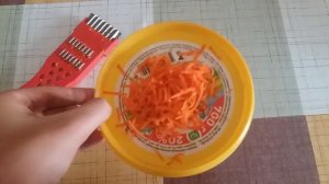 Даю попугаям тёртую морковку
