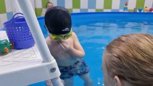 Первое занятие плаванием у ребёнка 4 - х лет! Первые ныряния