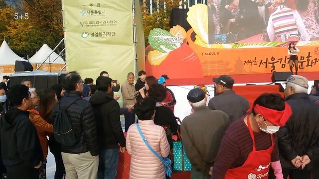 Как готовить КИМЧИ? Making kimchi in Seoul смотреть онлайн