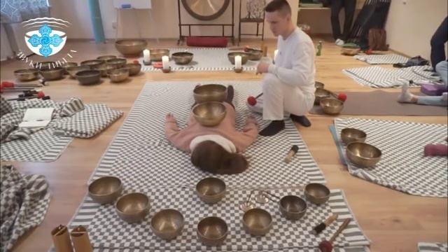 ПОЮЩАЯ ЧАША КАК ПОЛЬЗОВАТЬСЯ. ЗВУКОТЕРАПИЯ И МАССАЖ ПОЮЩИМИ ЧАШАМИ.