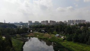 Речка Синичка и зона отдыха с прудом у Красногорска