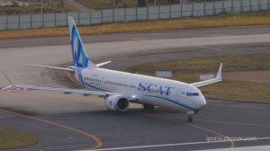 Боинг 737MAX авиакомпании SCAT на рулении перед взлетом из аэропорта Алматы.