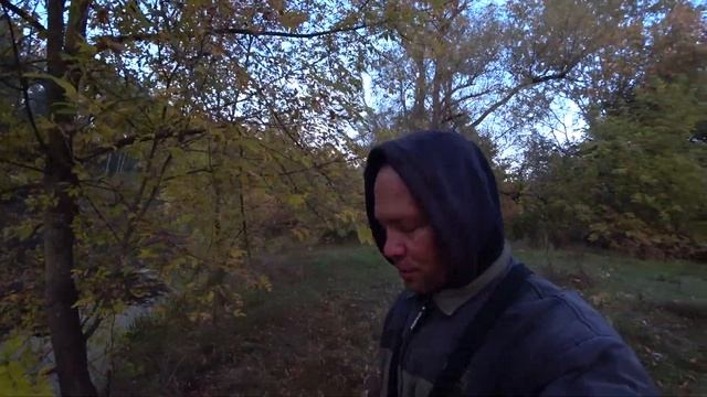 Пытаюсь ПОЙМАТЬ ЩУКУ в ОКТЯБРЕ. РЫБАЛКА СПЛАВОМ. СПИННИНГ смотреть онлайн