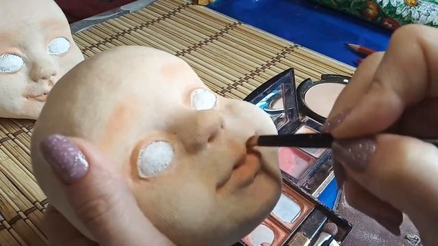 Тонируем личико текстильной кукле. Подготовка к макияжу.