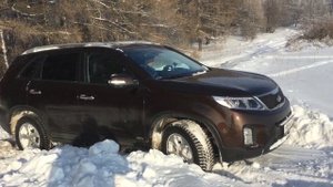 Kia Sorento, LandRover и Niva на оффроуде