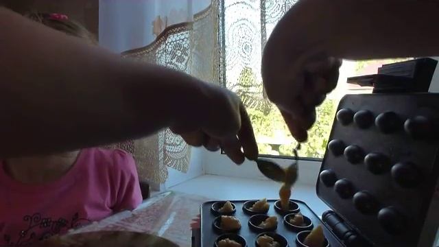 Печем орешки  в электрической орешнице :-) ням - ням