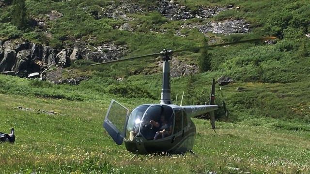 Посадка вертолета. Каскад водопадов реки Большой Колагаш смотреть онлайн