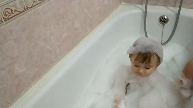 Детская пена для ванн! Аня впервые видит пенку! Ушастый нянь смотреть онлайн