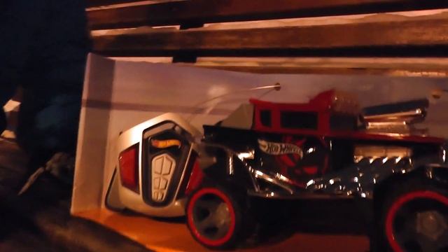 Огромная машина Хот Вилс - Игрушки для мальчиков - видео про машинки для детей смотреть онлайн