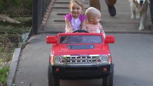 Малыши сами катаются на машинке! Им только исполнилось 1 год и 3 года смотреть онлайн