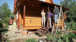 крыльцо на винтовых сваях, с козырьком и перилами