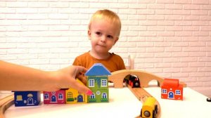 Малыш Саша и мама построили реальный дом из кубиков / Учим цвета
