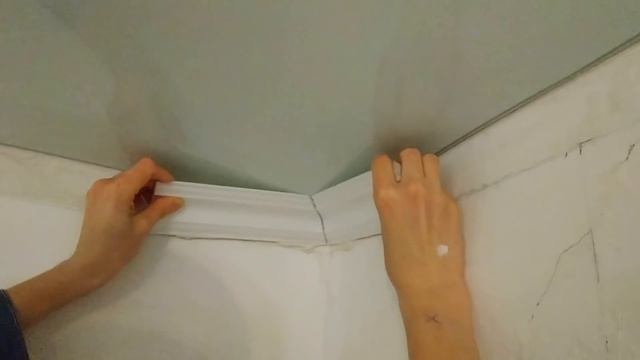 Как легко и быстро клеить ПОТОЛОЧНЫЙ ПЛИНТУС (молдинг) БЕЗ КЛЕЯ И НА ВЕКА и сделать внутренний угол