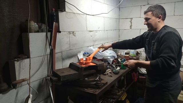 Хотите сами гнуть арматуру на свой фундамент, покупайте арматурогиб. Как нагнуть арматуры.