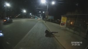 Пьяный упал под троллейбус