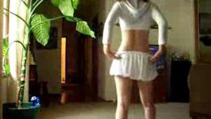 Прикольно танцует