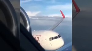 Пассажиры самолета сняли на камеру Другой самолет летевший рядом