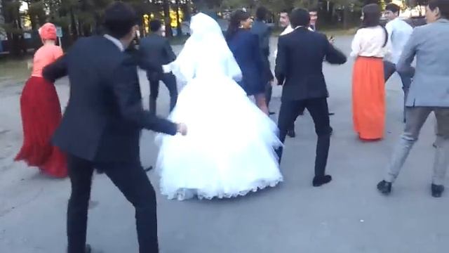 Данчик зажигает на свадьбе у своего друга смотреть онлайн