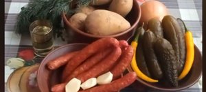 Салат с охотничьими колбасками и солёными огурцами