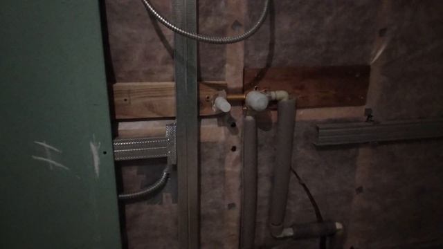 Ванная 2 - 3 - сантехника: инсталляция в соломенном доме на полы по лагам, выводы под смесители смотреть онлайн